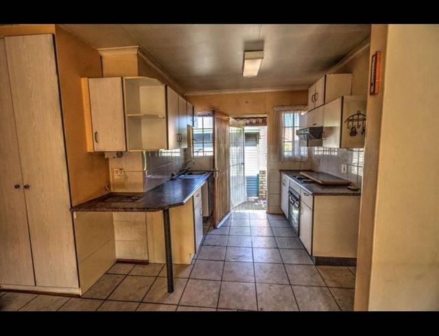 2 BEDROOM TOWNHOUSE FOR SALE IN GLEN MARAIS